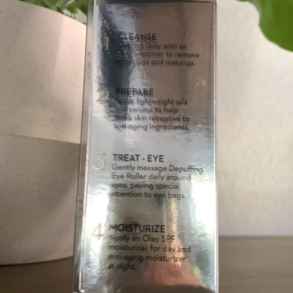 Olay Eyes Depuffing Eye Roller. Box is broken - Picture 4 of 7